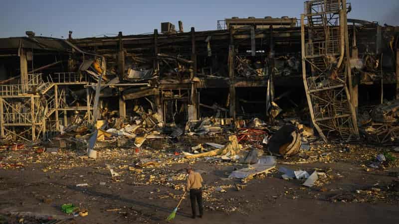 Seven killed in Ukraine, Putin to cut military spending